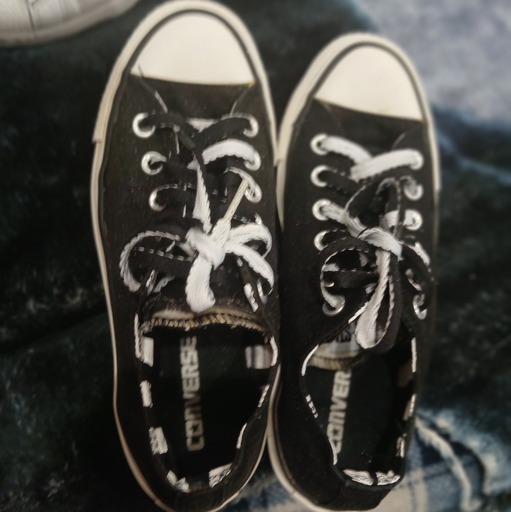 Size 7 women black and whit converse 15$